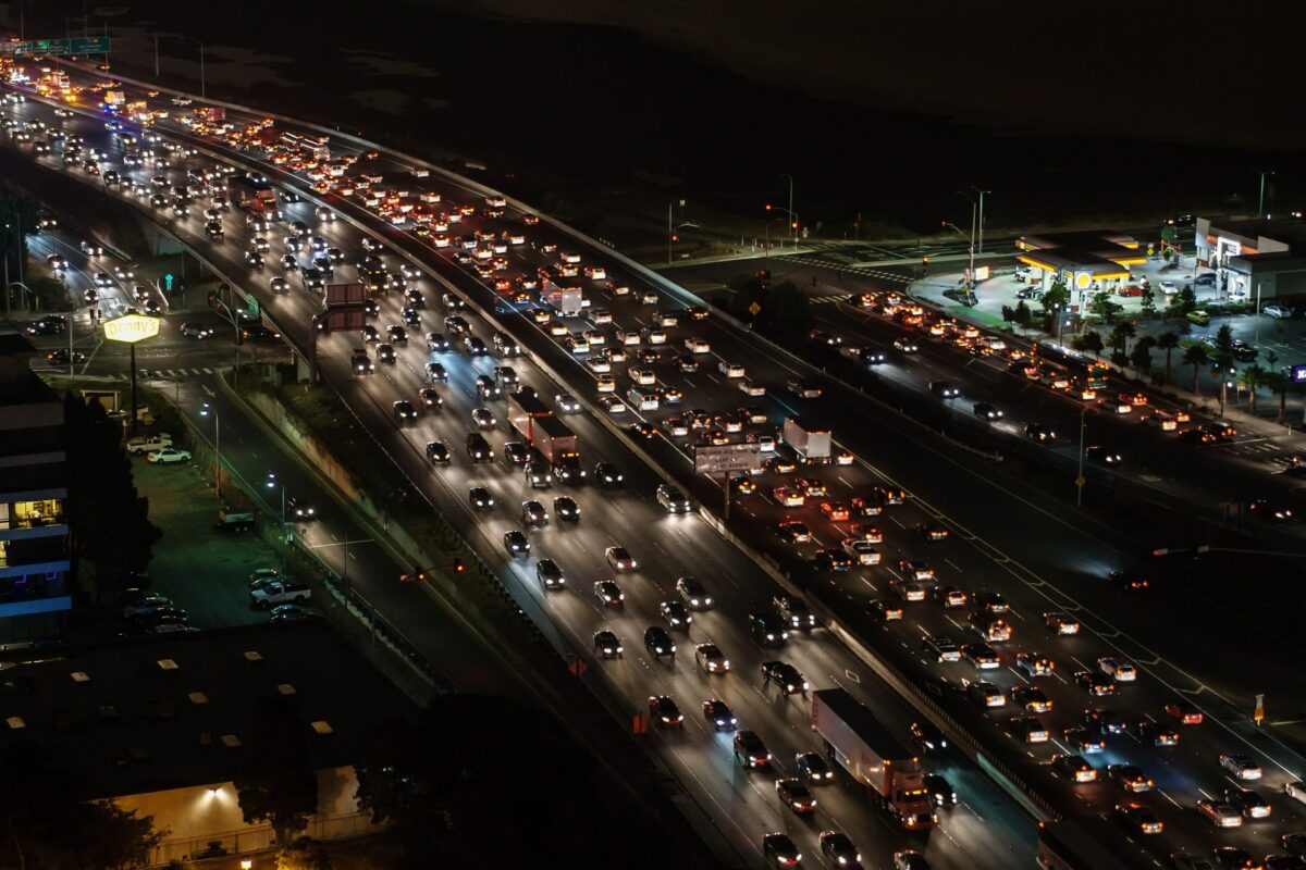 Nachts viele Autos auf einer Autobahn.