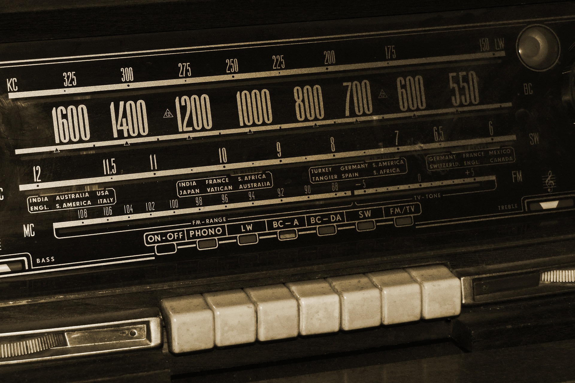 Ein Schwarz-Weiß-Foto eines alten Radios.