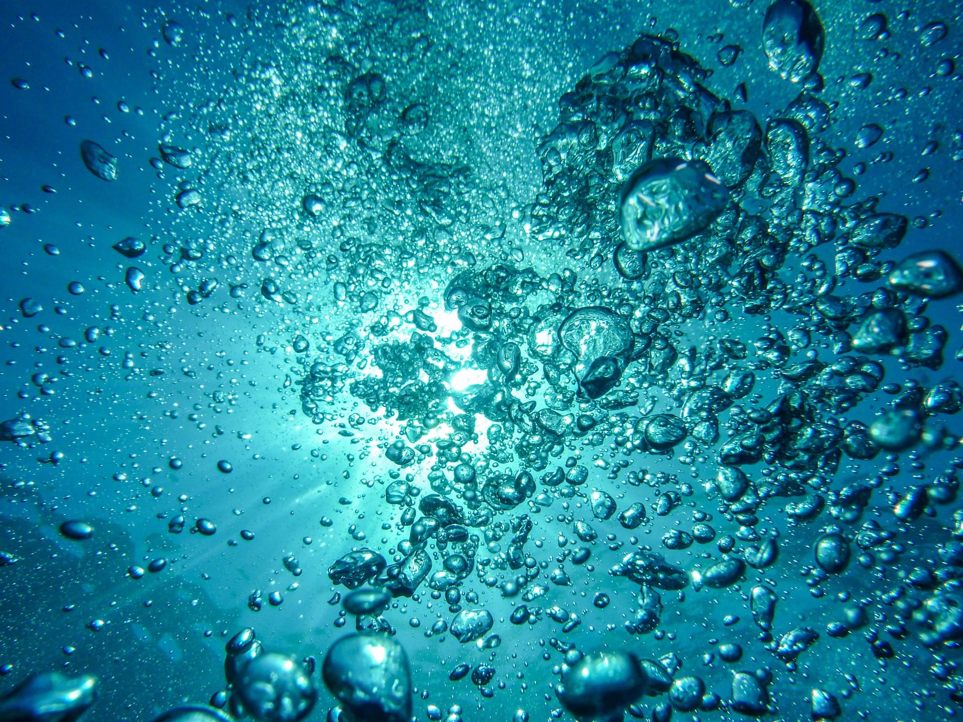 Wasserblasen unter der Meeresoberfläche.