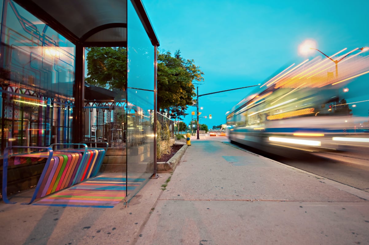 Ein Bus hält an einer Bushaltestelle.